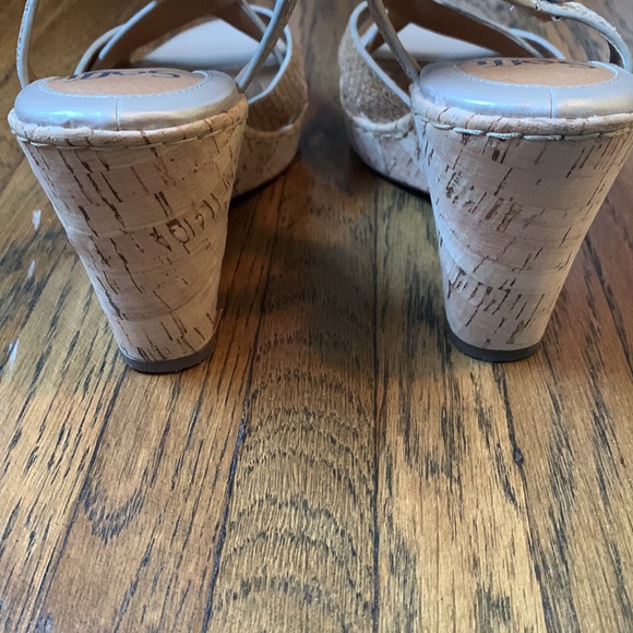 Golden colored platforms - Picture 6 of 8